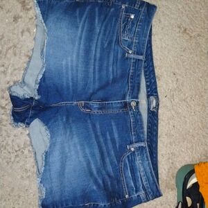 Dark wash size 30 Torrid #feelthefit jean shorts